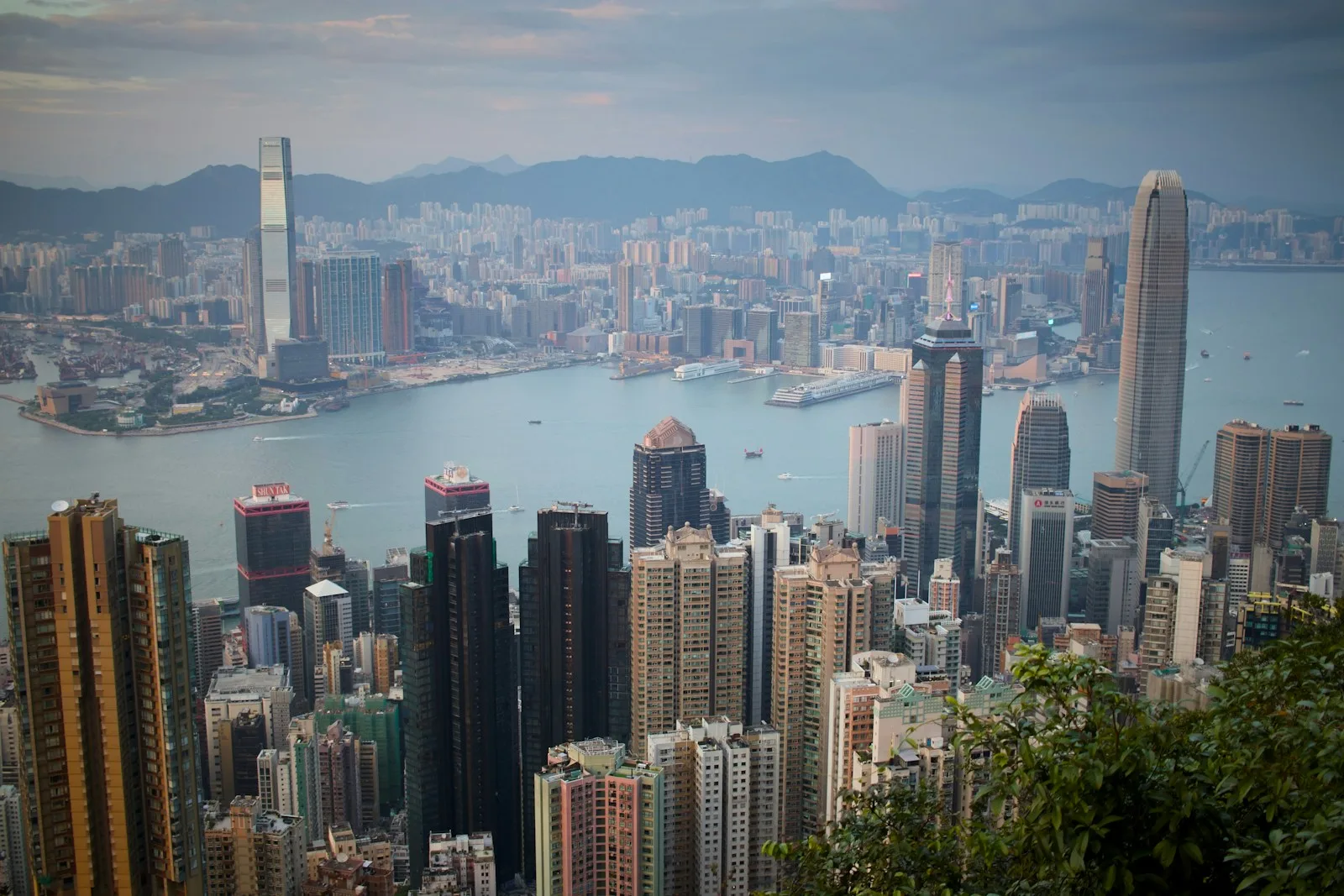 Skyline des Finanzviertels von Hongkong am Wasser