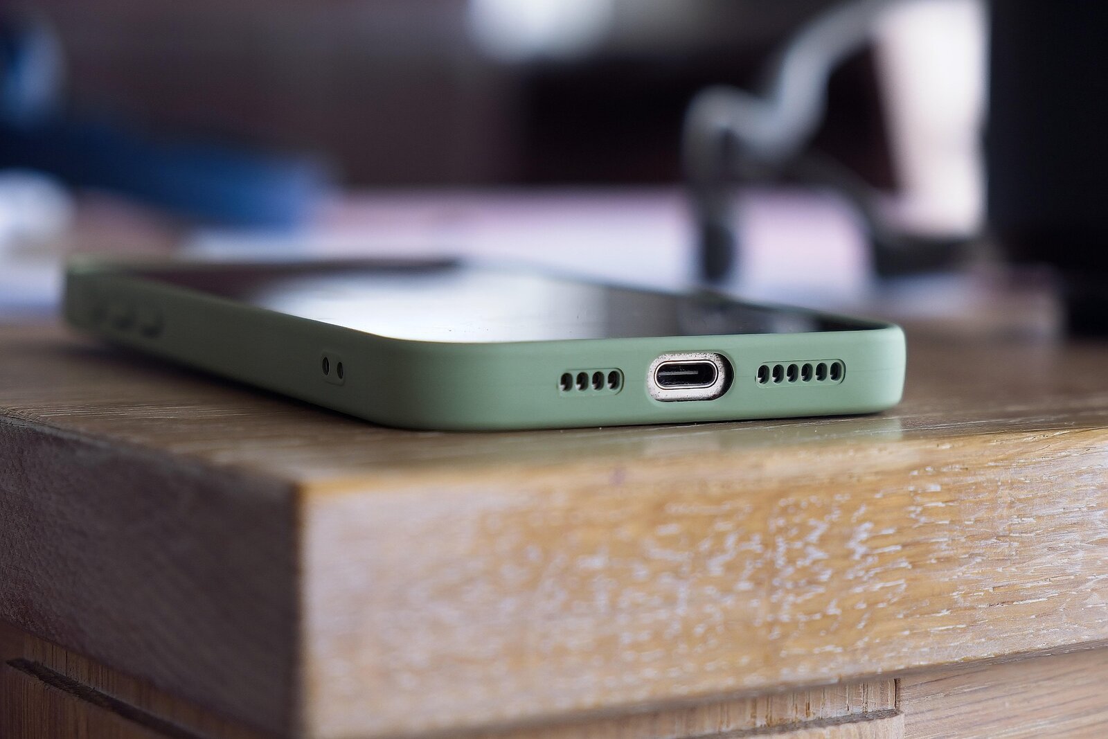 Modernes Smartphone mit USB-C-Anschluss auf einem Holztisch