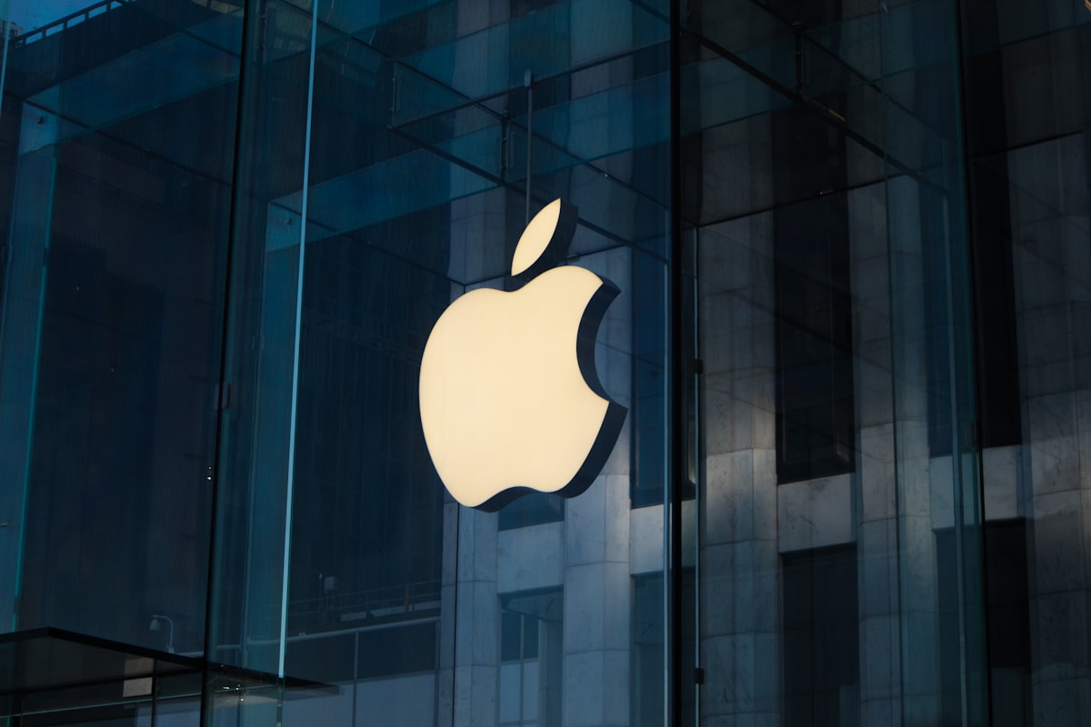 Apple-Logo auf einer Glasfassade
