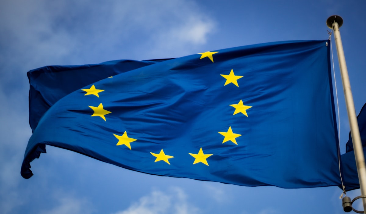 EU-Flagge weht vor blauem Himmel