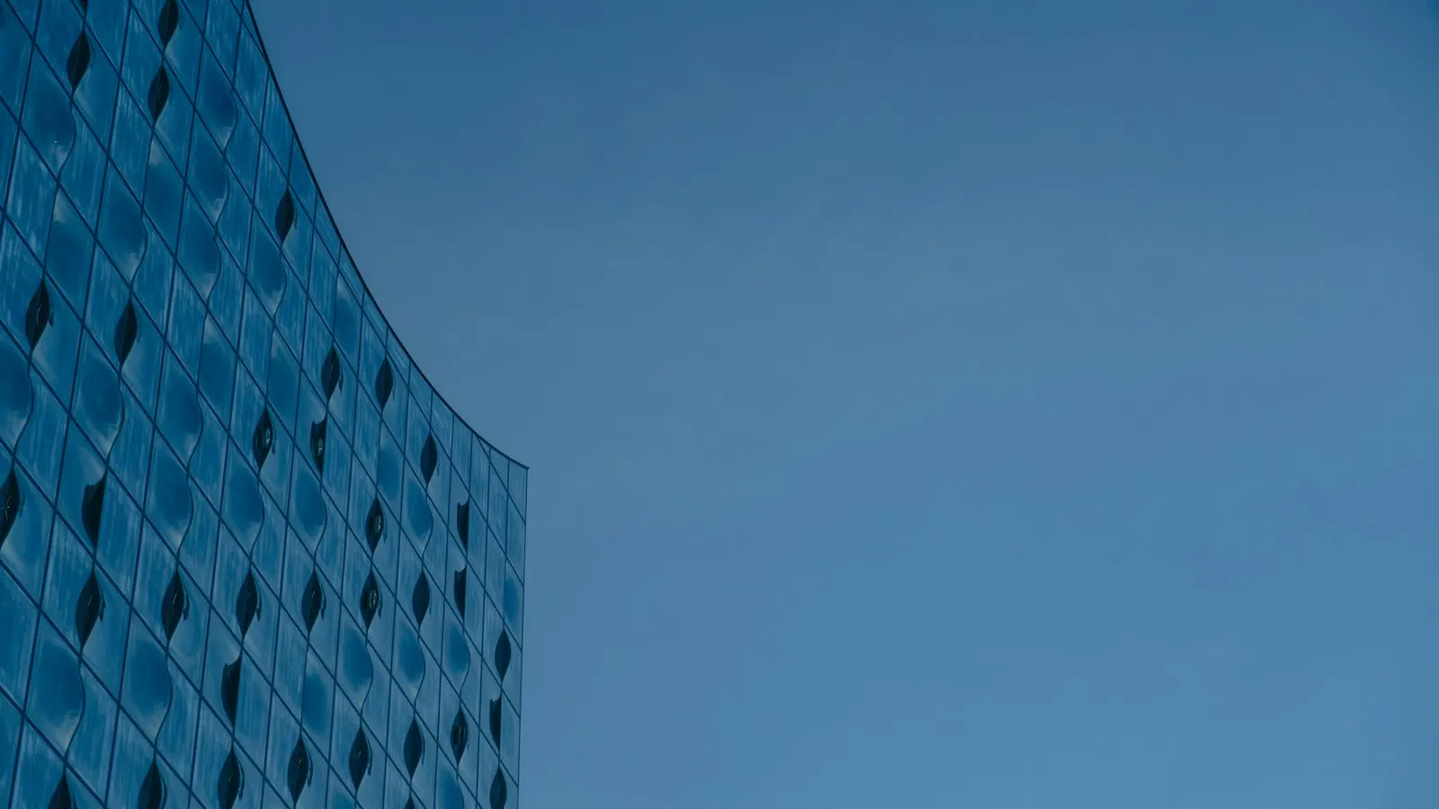 Blaue Glasfassade eines Bürogebäudes