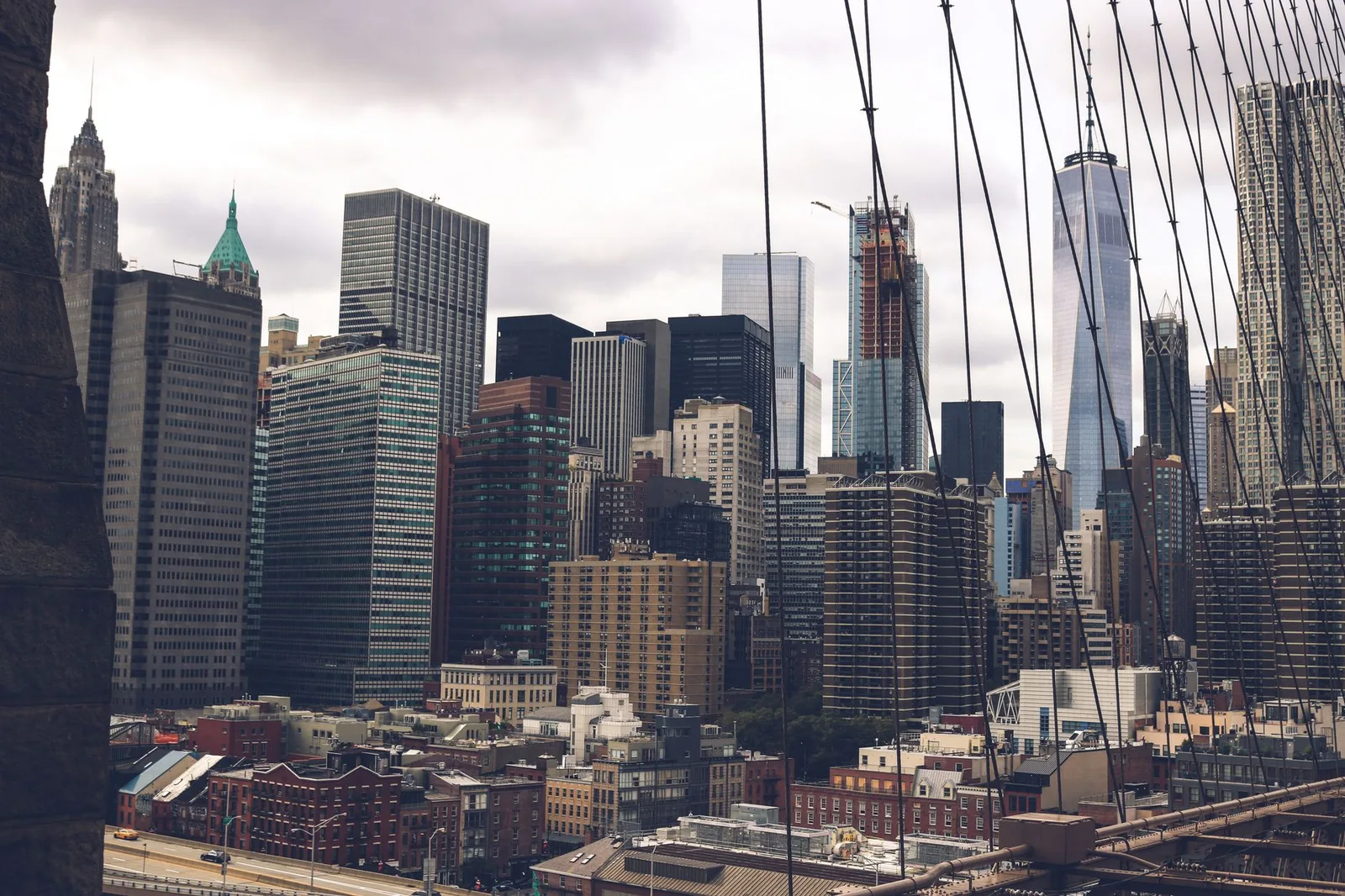 Blick auf die Hochhäuser von Manhattan hinter den Tragseilen der Brooklyn Bridge
