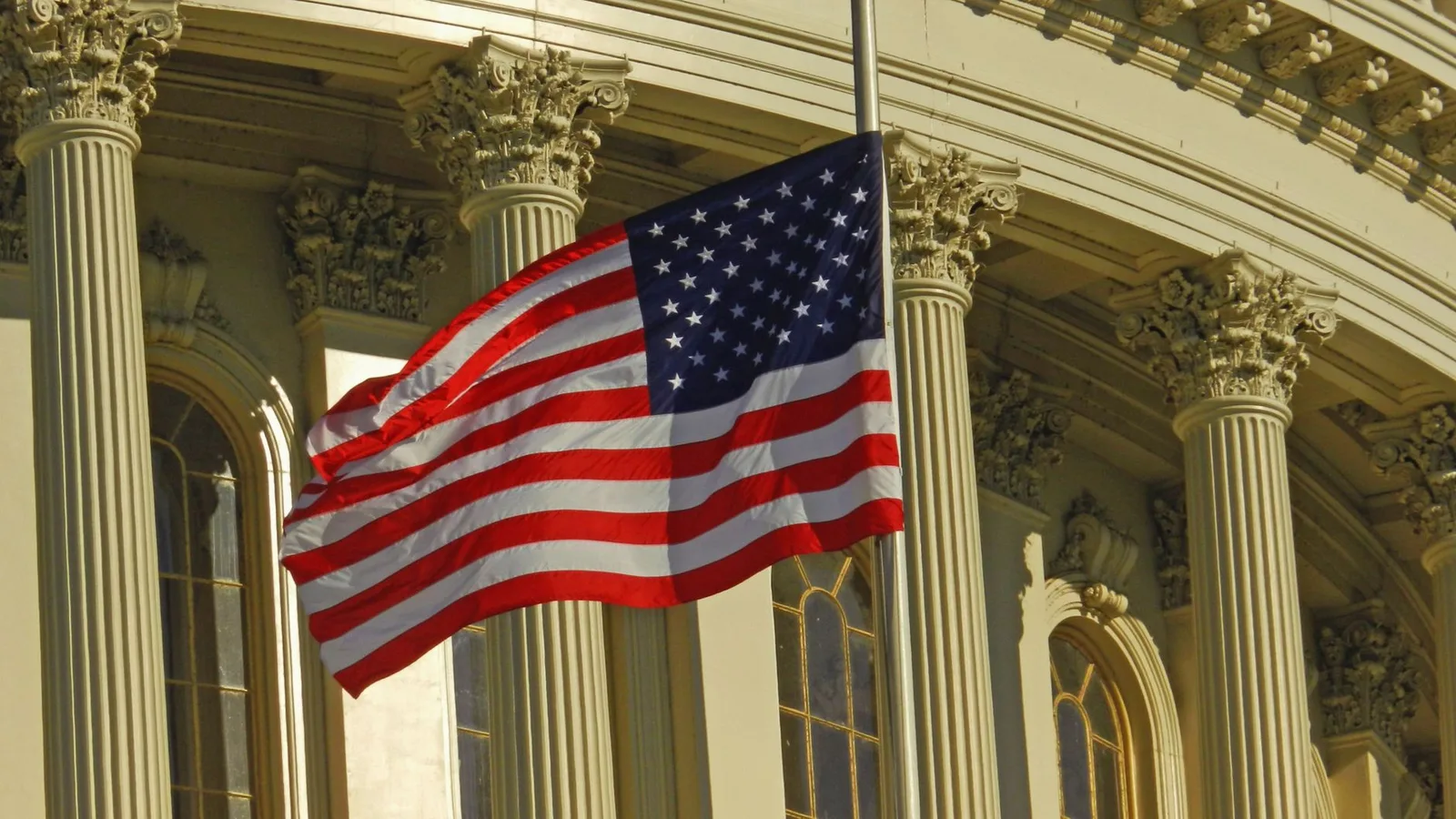 US-Flagge vor dem Kapitol in Washington