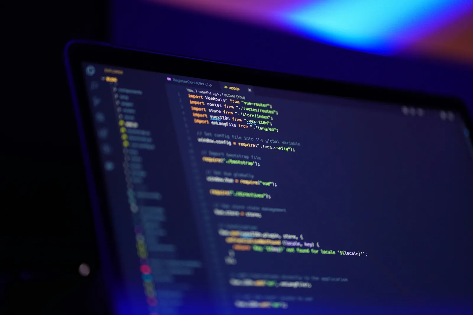 Hände tippen Programmcode auf der Tastatur eines Laptops