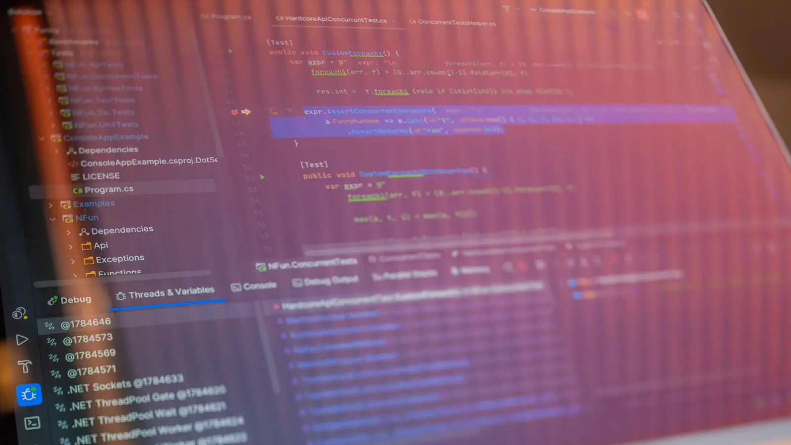 Programmcode auf einem Computerbildschirm in Nahaufnahme