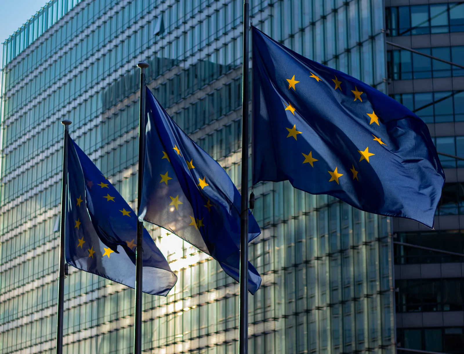 EU-Flaggen vor dem Gebäude der Europäischen Kommission in Brüssel