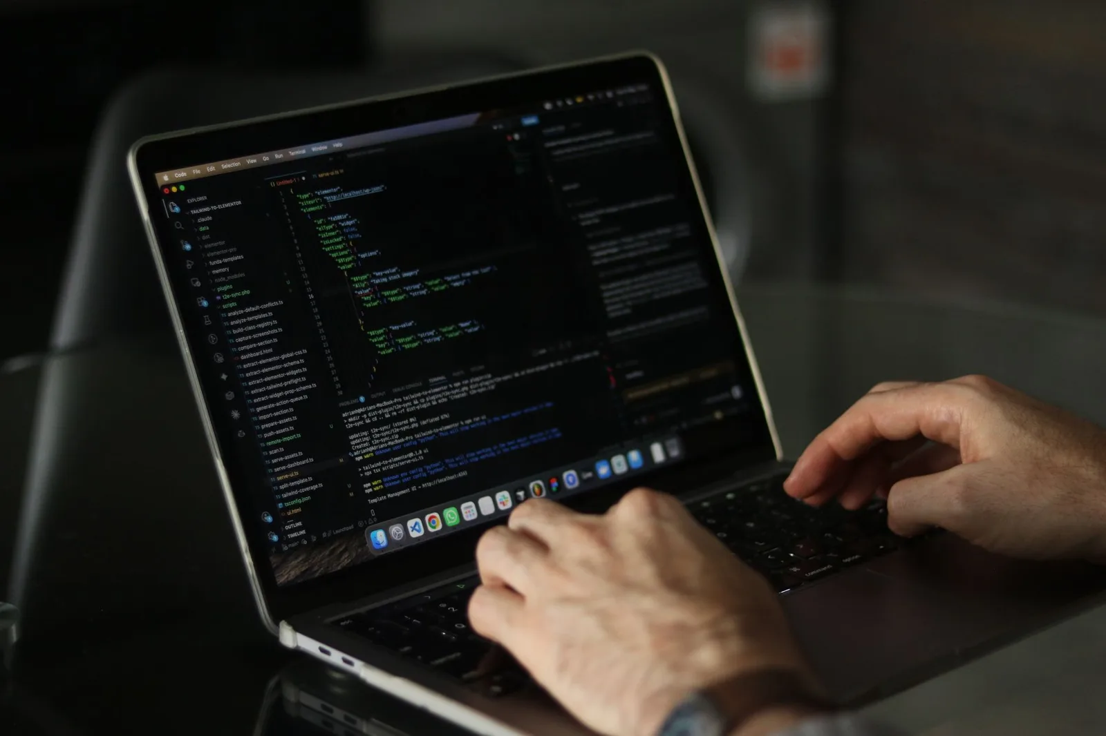 Hände tippen Programmcode auf der Tastatur eines Notebooks