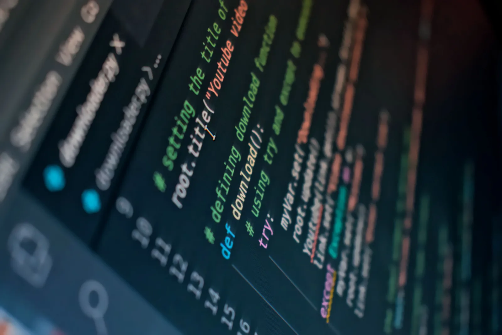 Programmcode mit farbiger Syntaxhervorhebung auf einem Monitor