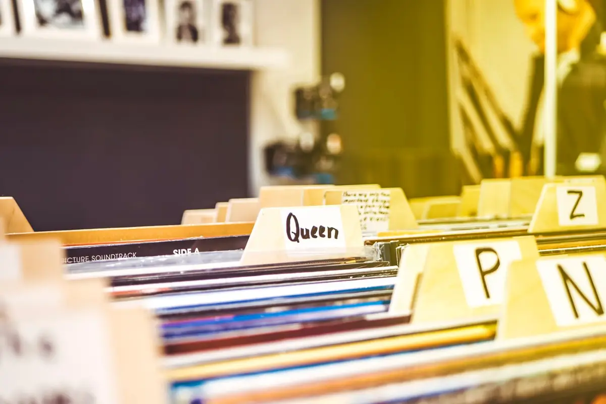 Alphabetisch sortierte Schallplatten in den Regalen eines Plattenladens