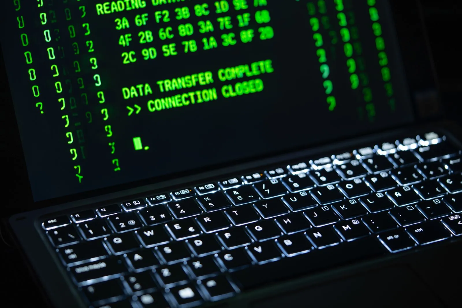 Laptop-Bildschirm mit grünem Programmcode in Nahaufnahme