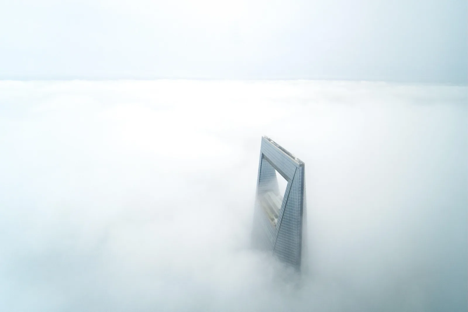 Das Shanghai World Financial Center ragt aus einer Wolkendecke