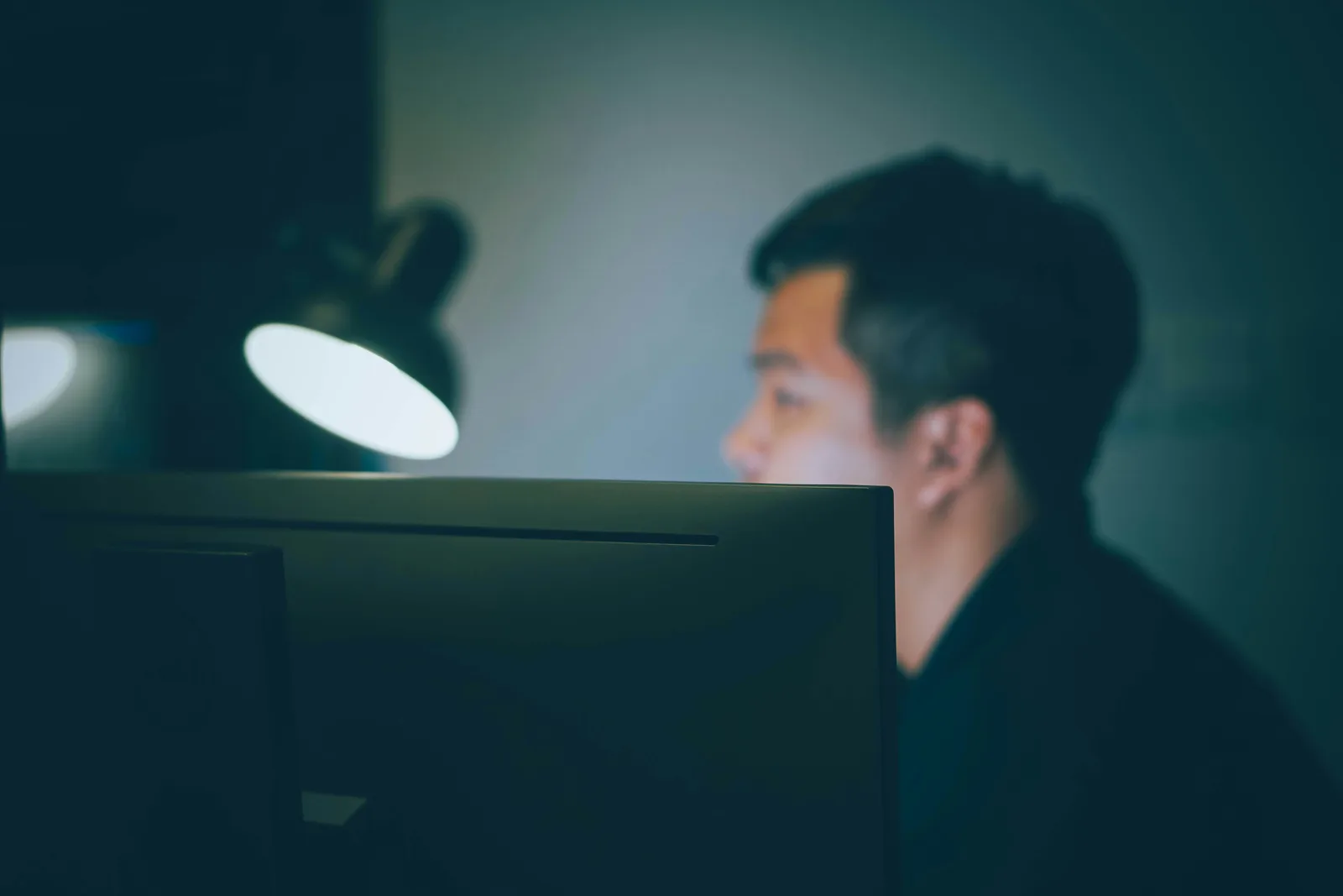 Person liest am Laptop eine E-Mail, daneben eine Sicherheitswarnung auf dem Bildschirm