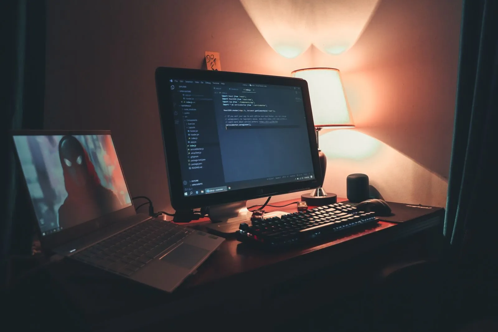 Arbeitsplatz mit zwei Bildschirmen, auf denen Programmcode zu sehen ist
