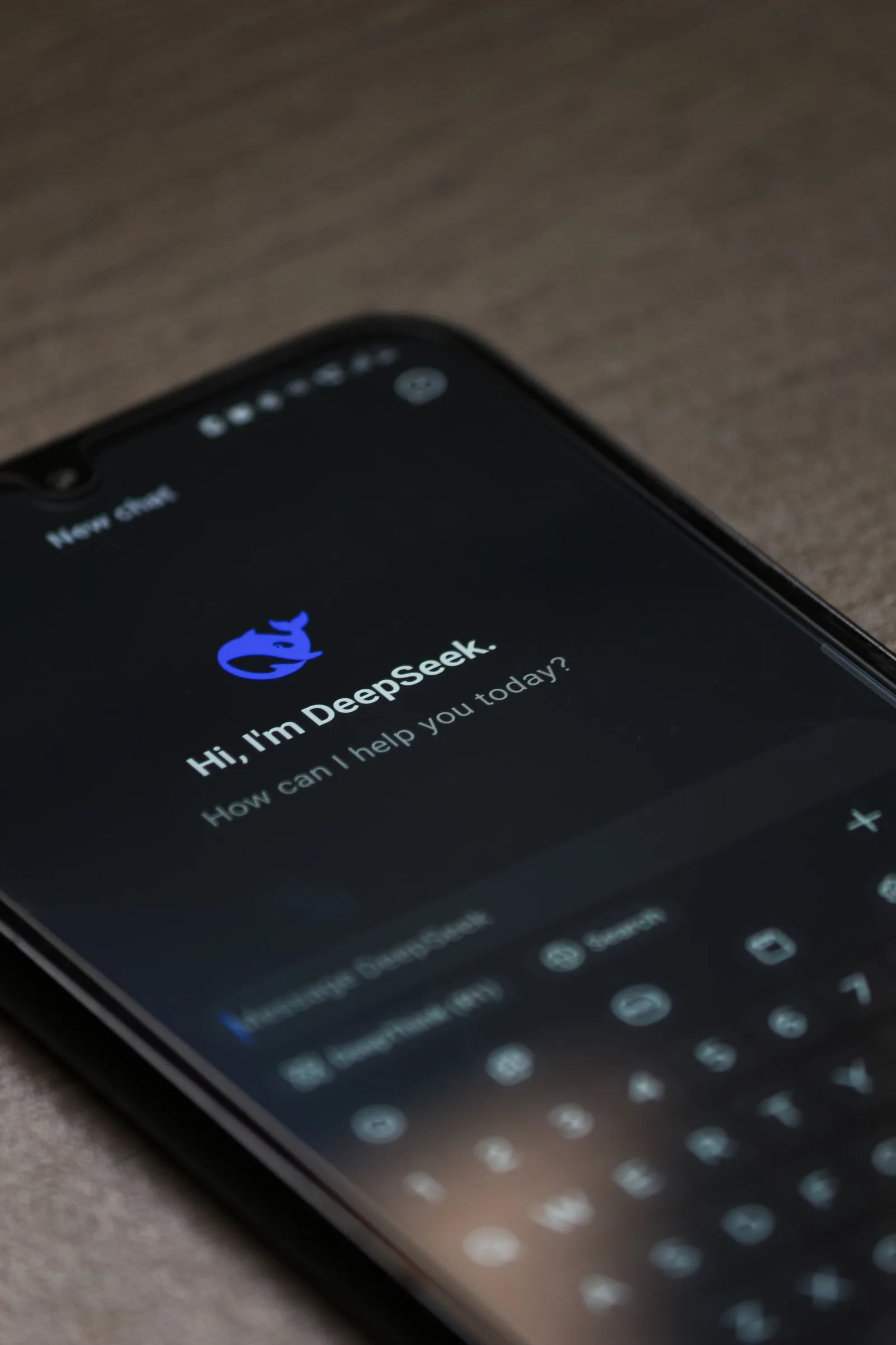 Smartphone im Dunkeln zeigt eine Chat-Oberfläche mit hellem Text