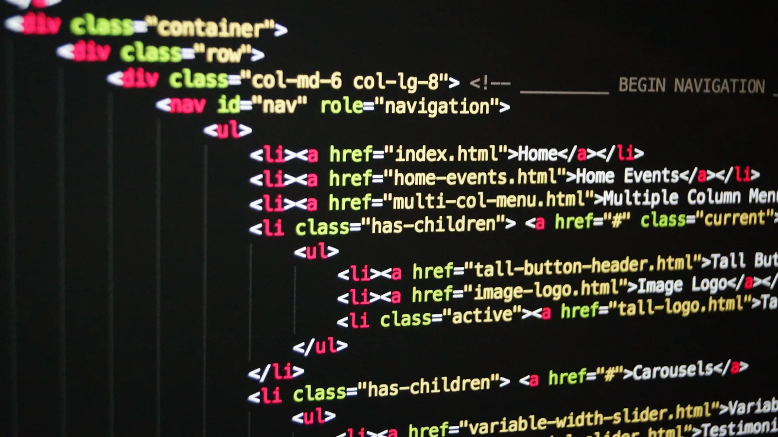 Nahaufnahme eines Bildschirms mit hell hervorgehobenem Quellcode auf dunklem Hintergrund