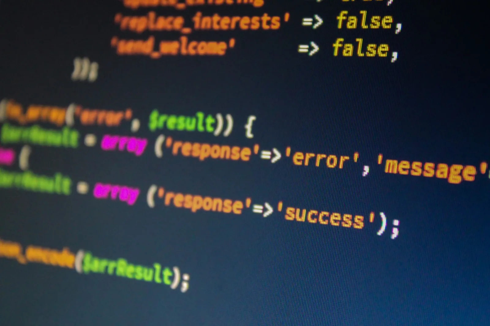 Nahaufnahme eines Bildschirms mit Programmcode und Fehlermeldungen