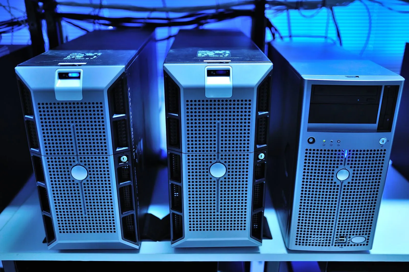 Server-Rack mit eingebauten Servereinheiten in einem Rechenzentrum
