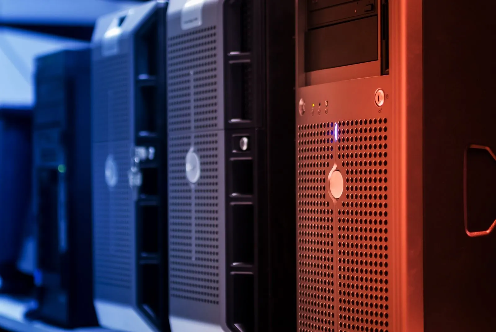 Server in einem Rechenzentrum mit blauer und roter Beleuchtung