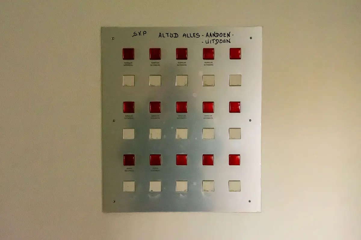 Metallschaltkasten an einer Wand mit roten und weißen Kippschaltern