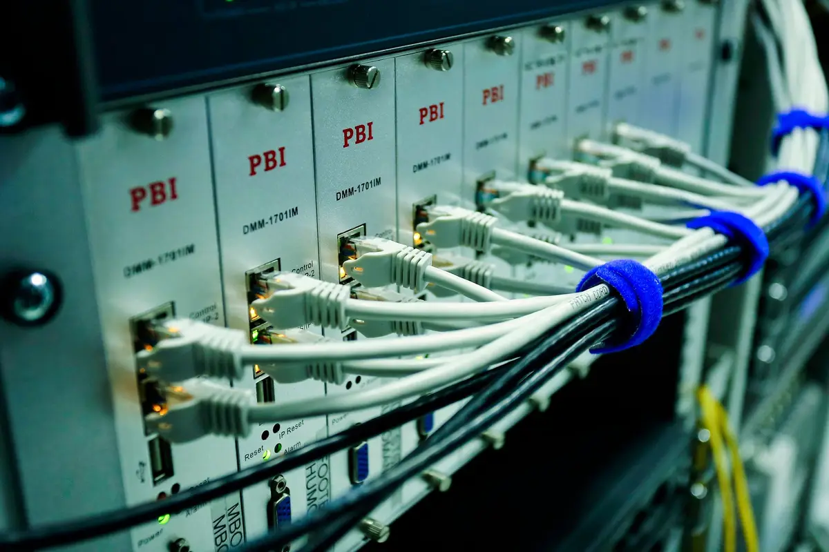 Netzwerkkabel an einem Patchfeld in einem Rechenzentrum