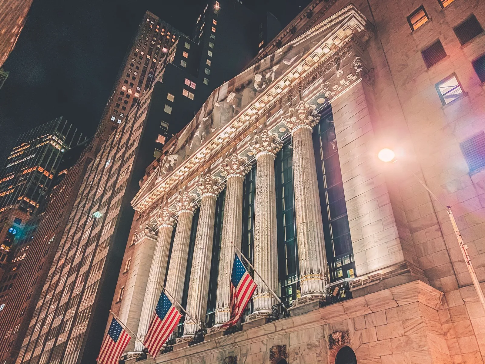 Beleuchtete Fassade der New Yorker Börse bei Nacht