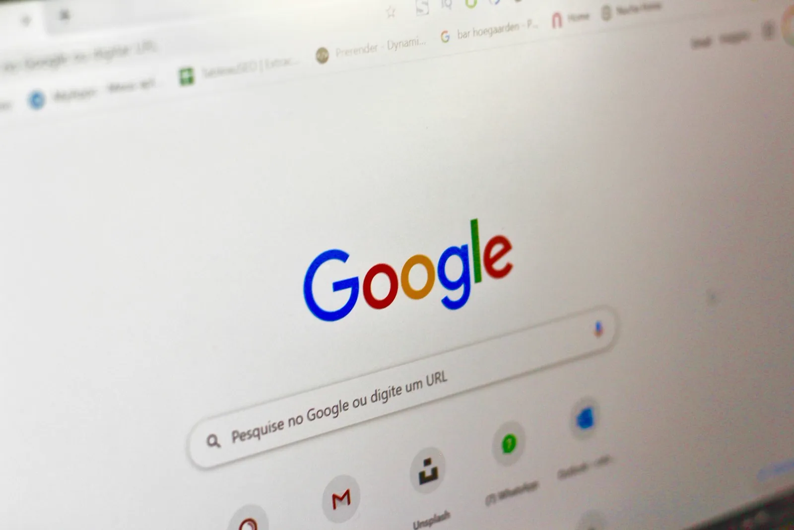Computerbildschirm mit geöffneter Google-Suchseite auf einem Schreibtisch
