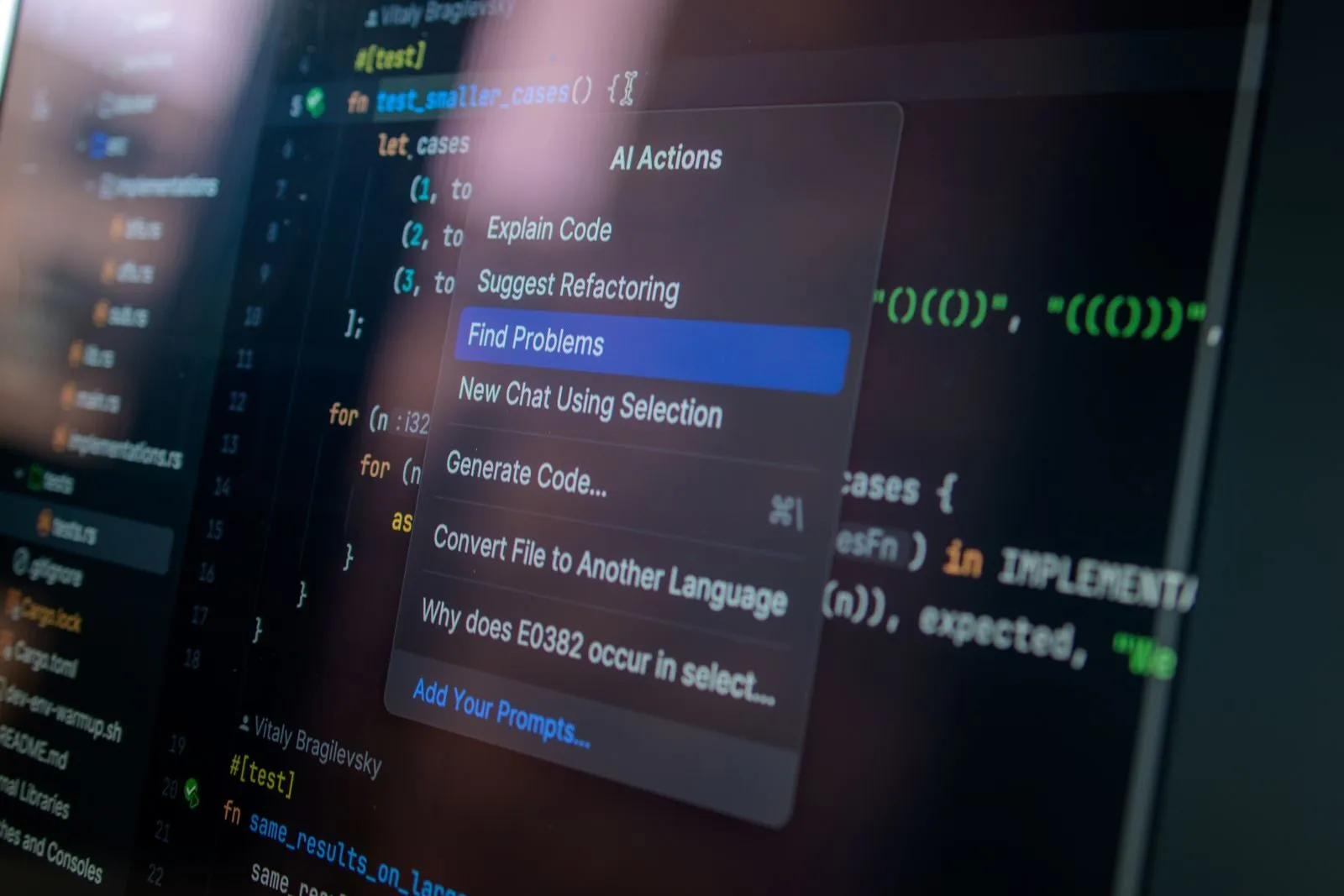 Codeeditor mit geöffnetem Menü für KI-Aktionen wie Code erklären und Probleme finden