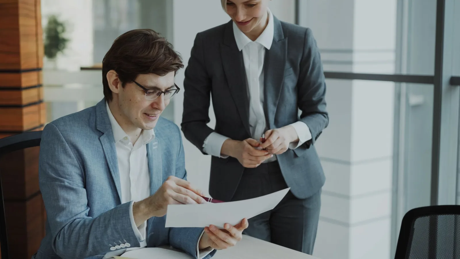 Zwei Personen im Büro besprechen gemeinsam ein Dokument
