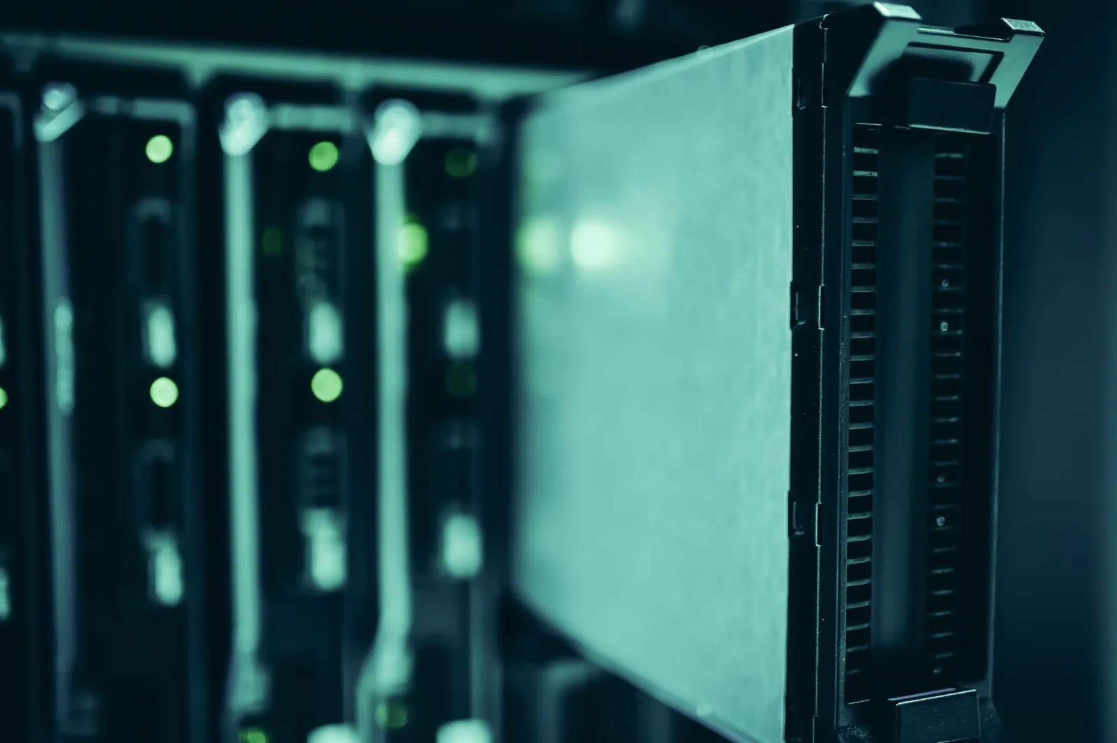 Nahaufnahme von Server-Racks in einem Rechenzentrum