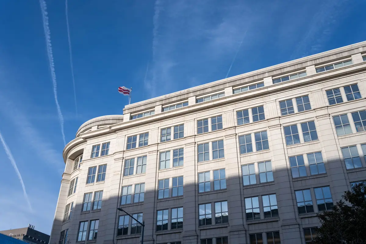 Modernes Bürogebäude mit Glasfassade unter blauem Himmel in Washington