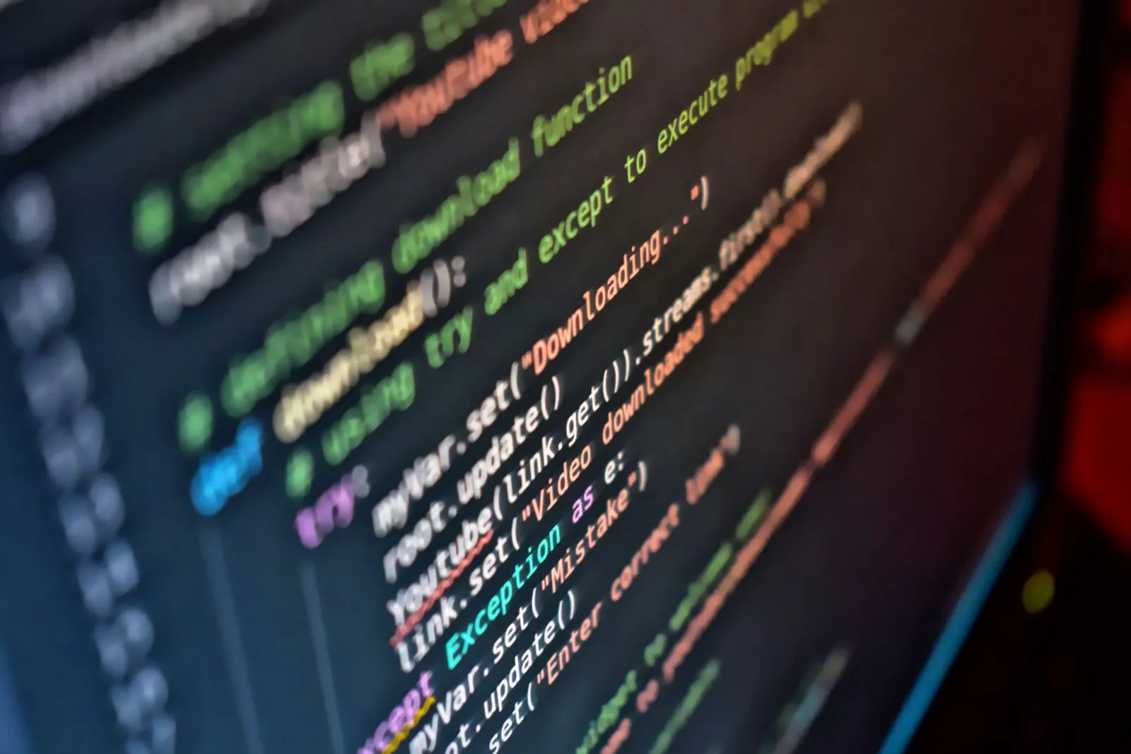 Nahaufnahme von farbigem Programmcode auf einem Bildschirm