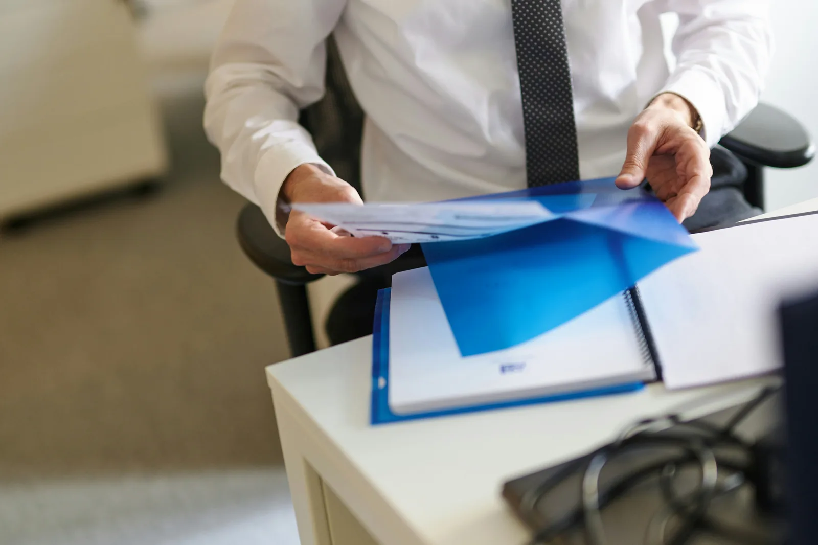 Person arbeitet nachts konzentriert an einem Laptop in einem abgedunkelten Büro