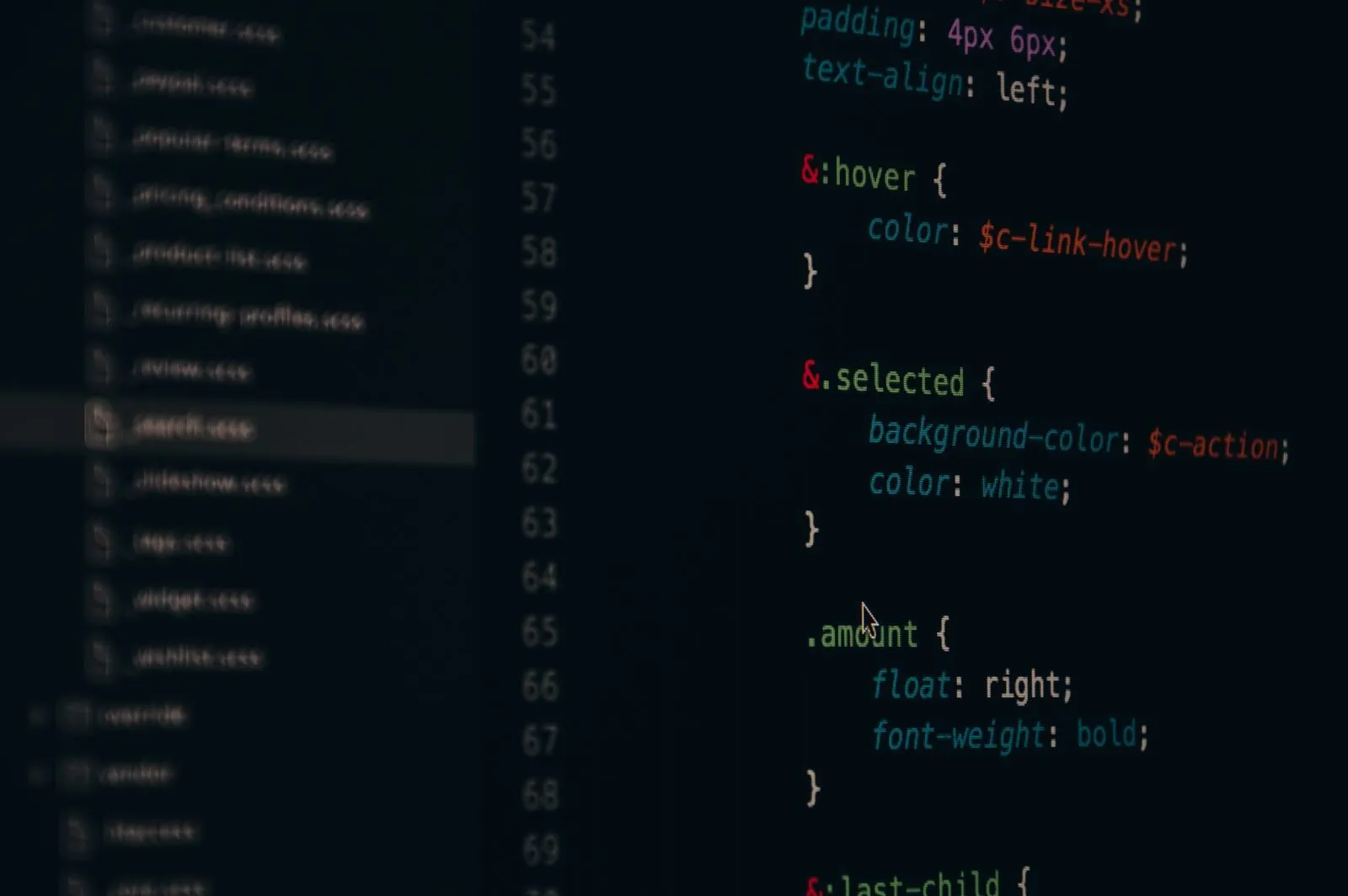 Bildschirm mit farbig hervorgehobenem Quellcode