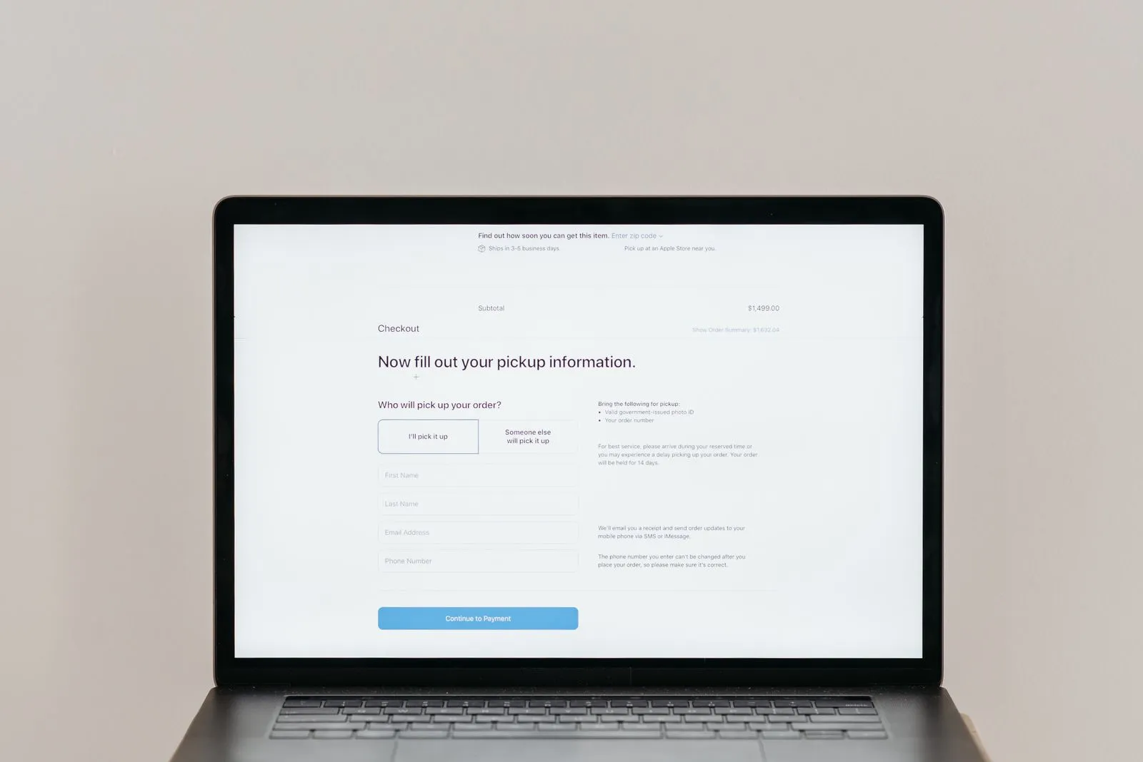 Laptop mit einem geöffneten Online-Bestellformular auf dem Bildschirm
