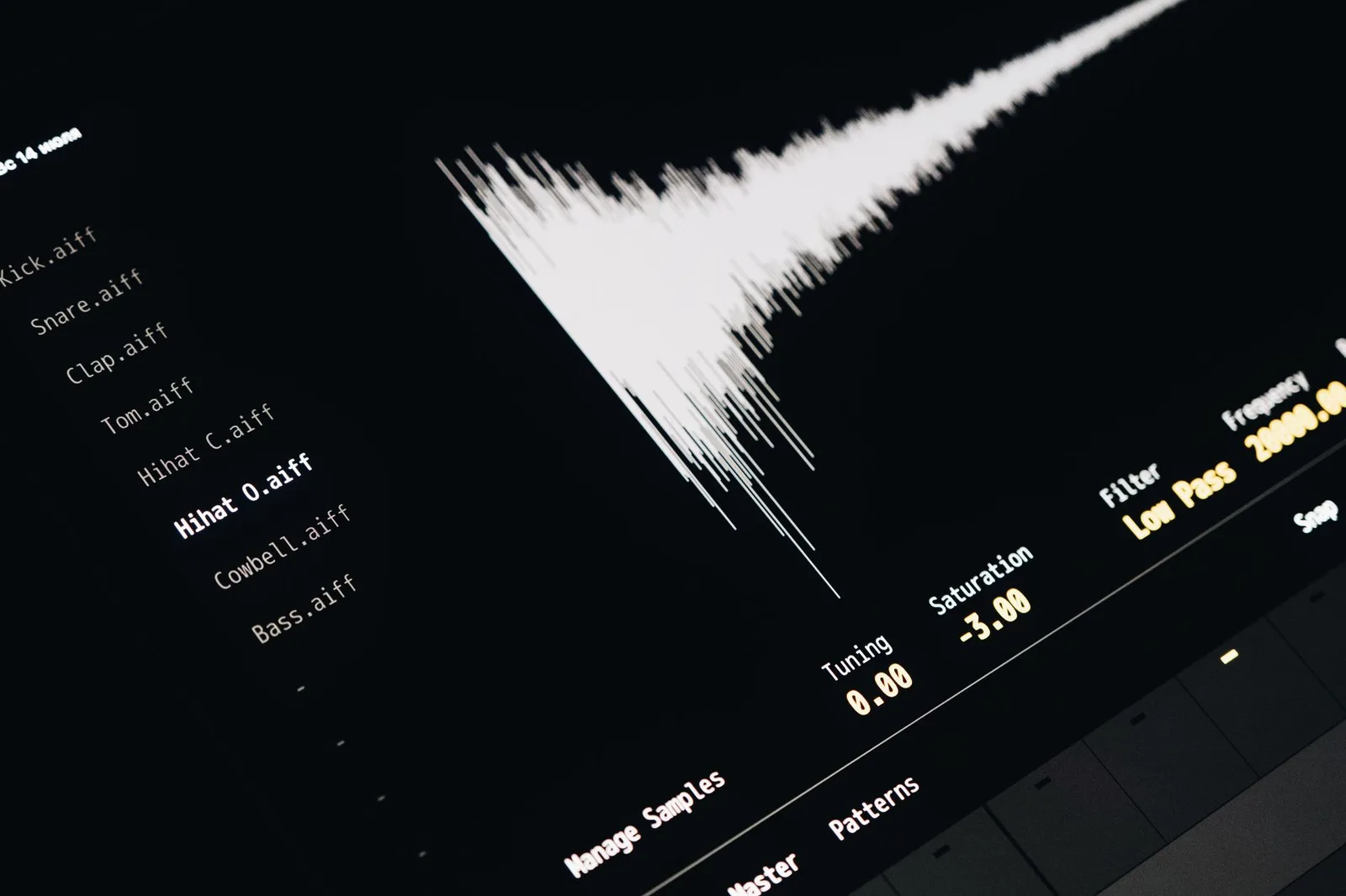 Audiobearbeitung mit Wellenformen auf einem Bildschirm