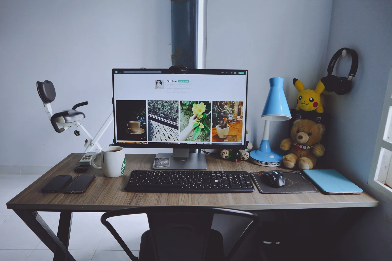 Aufgeräumter Büroarbeitsplatz mit Monitor, Tastatur und Notizblock