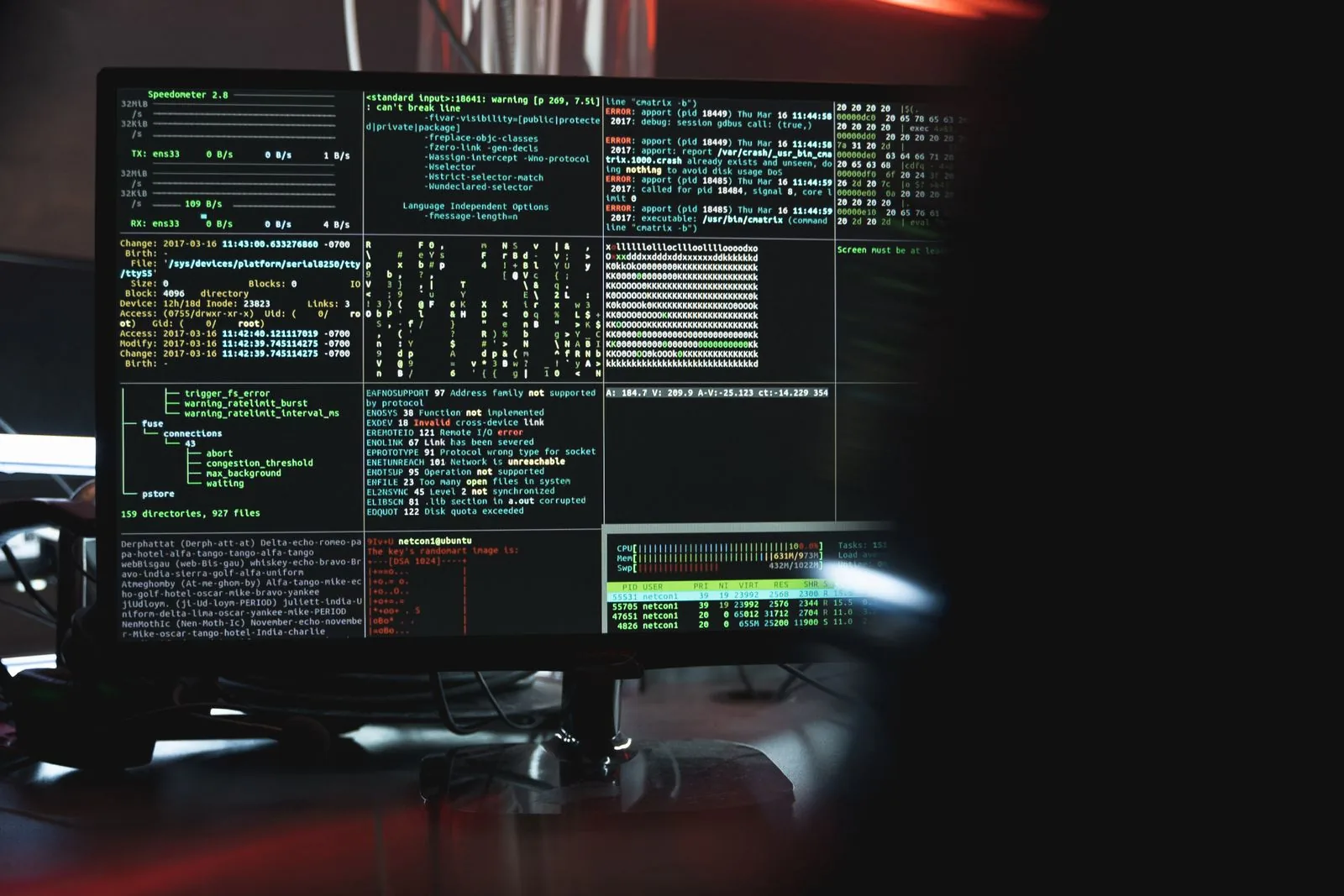 Bildschirm in einem abgedunkelten Raum zeigt Sicherheitsdaten und Quellcode