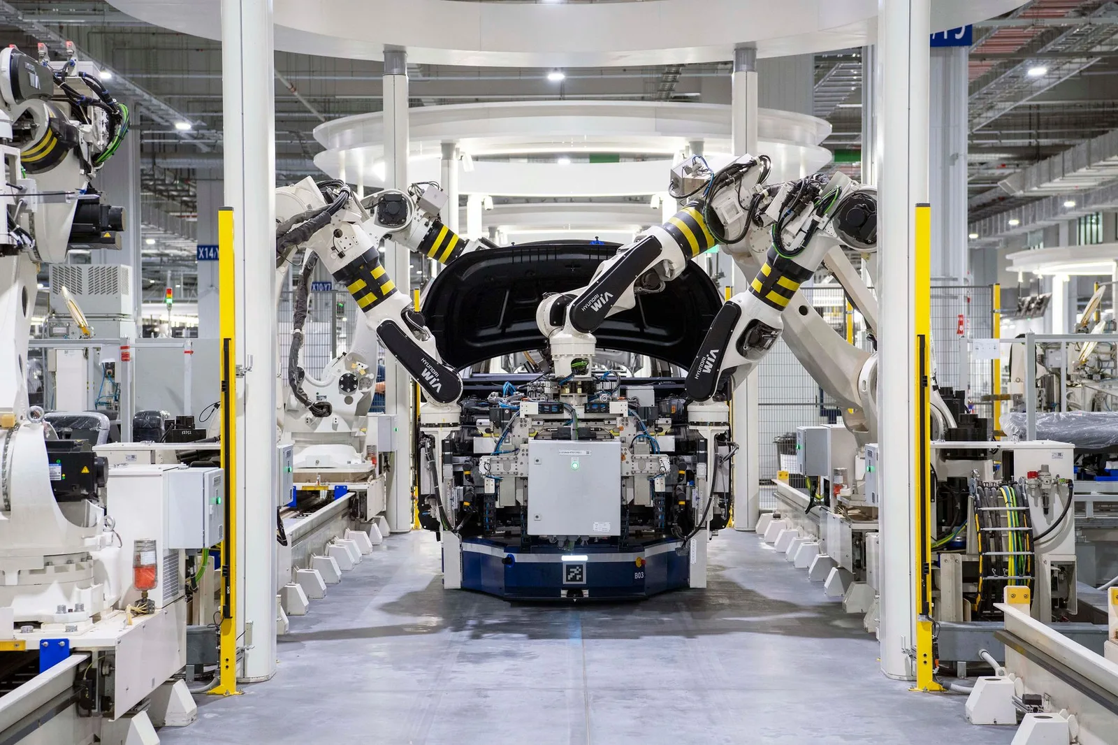 Industrieroboter montieren Fahrzeugkarossen in einer automatisierten Fertigungshalle