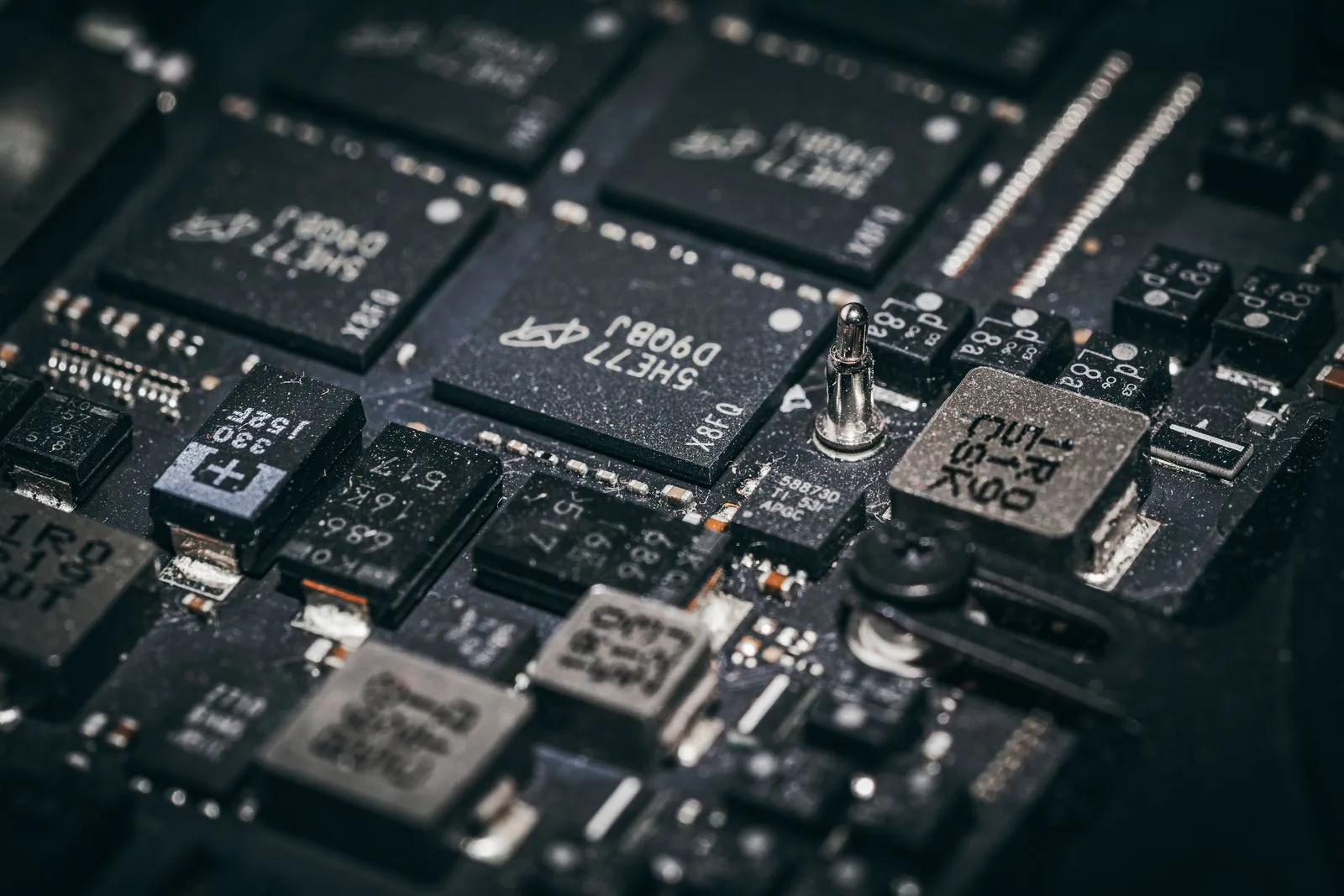 Nahaufnahme von Mikrochips auf einer Platine