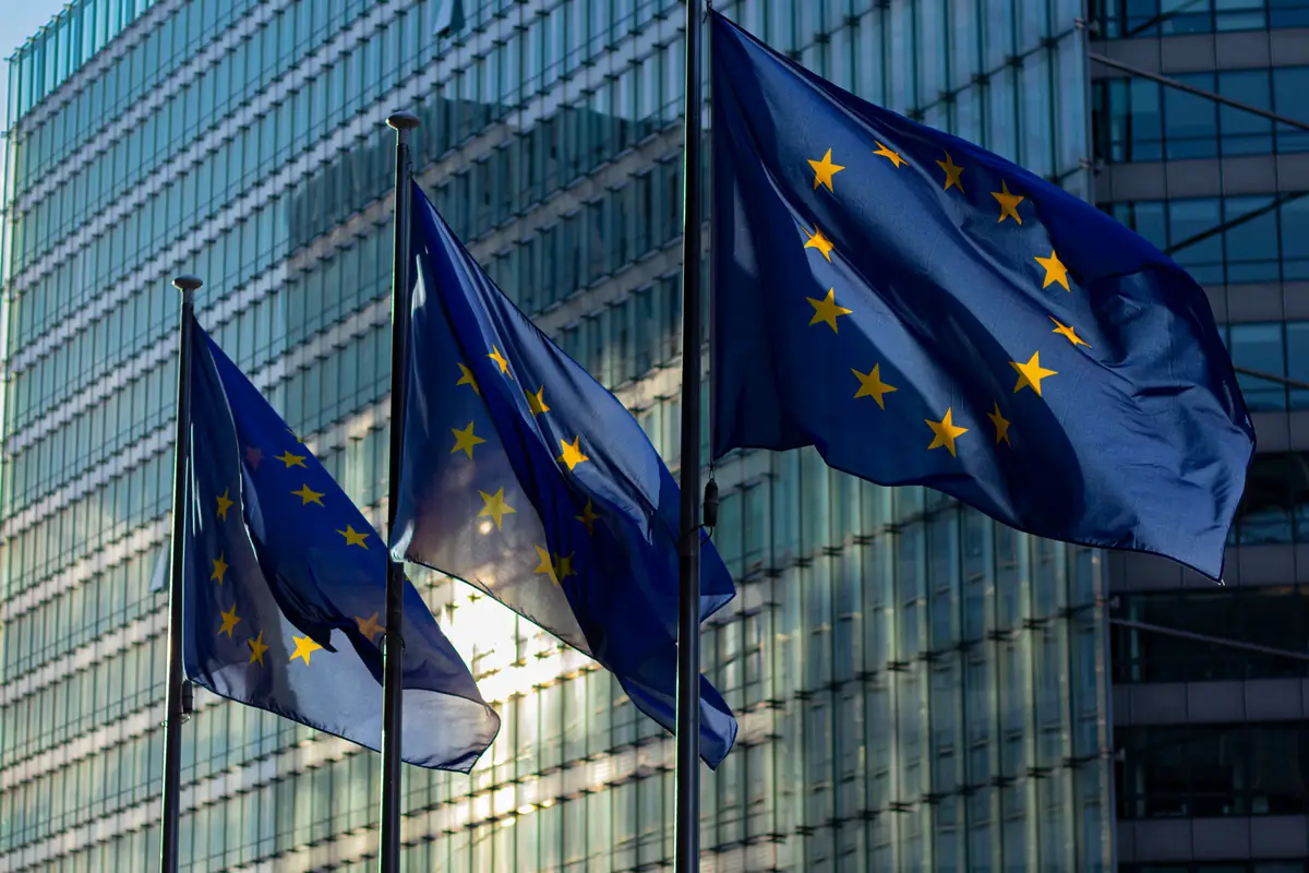 Flaggen der Europäischen Union vor dem Gebäude der EU-Kommission in Brüssel