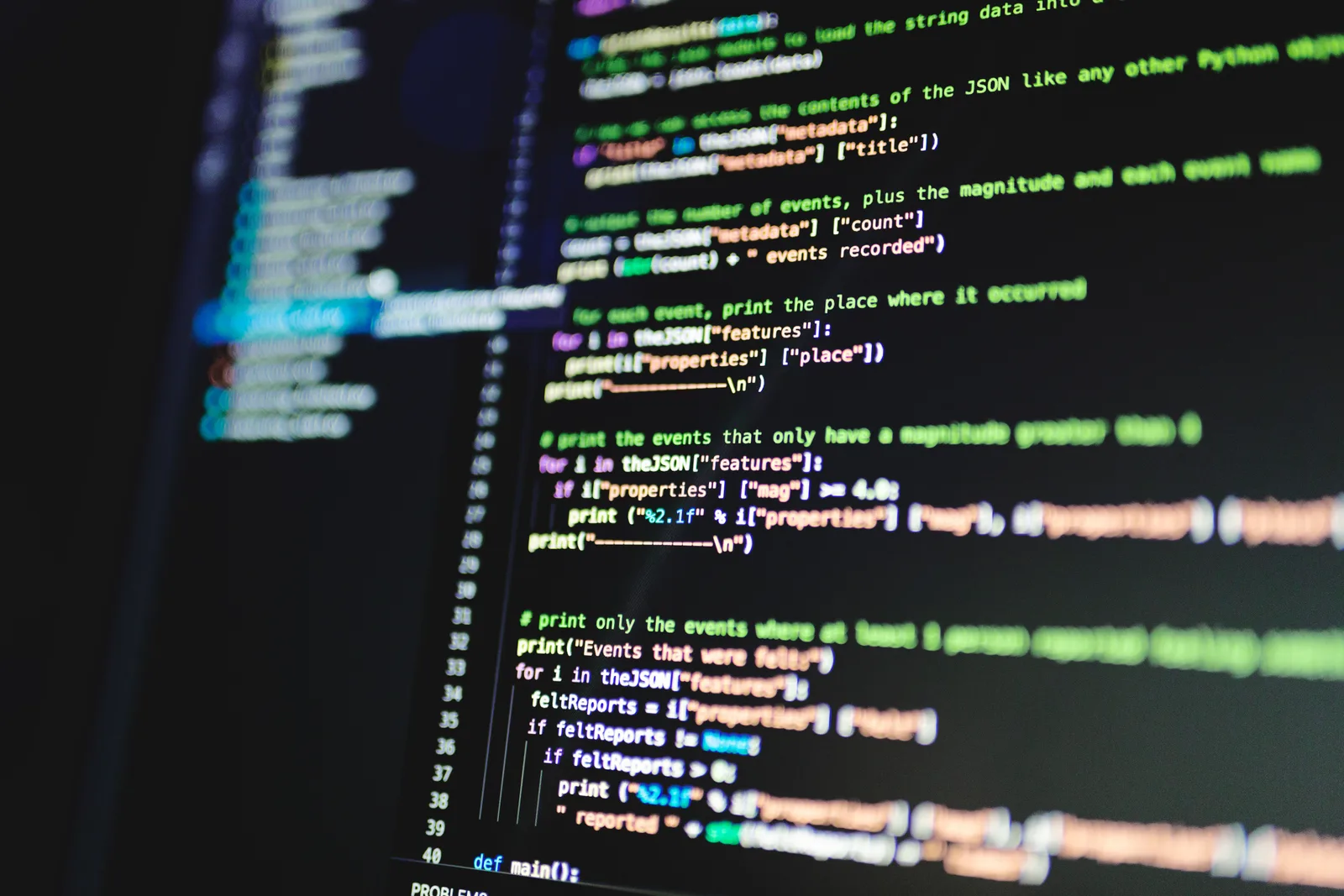 Programmcode auf einem Monitor vor dunklem Hintergrund