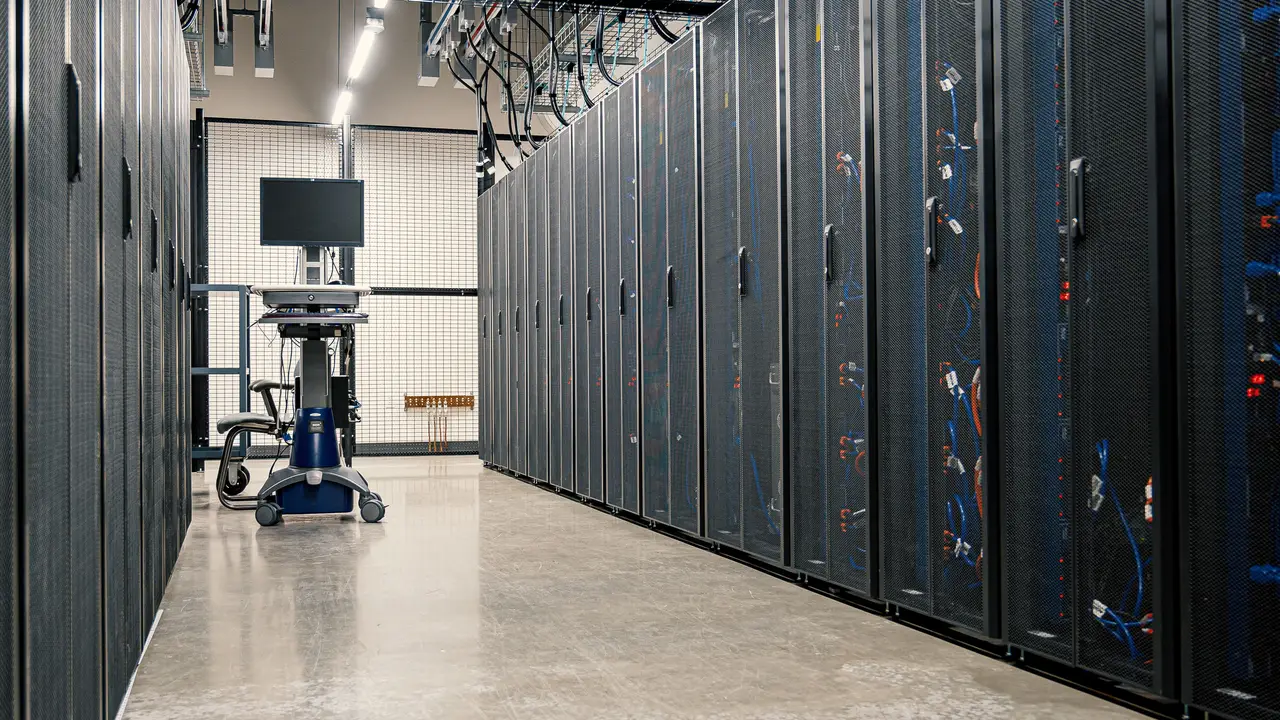 Serverschränke mit Netzwerkkabeln in einem Rechenzentrum