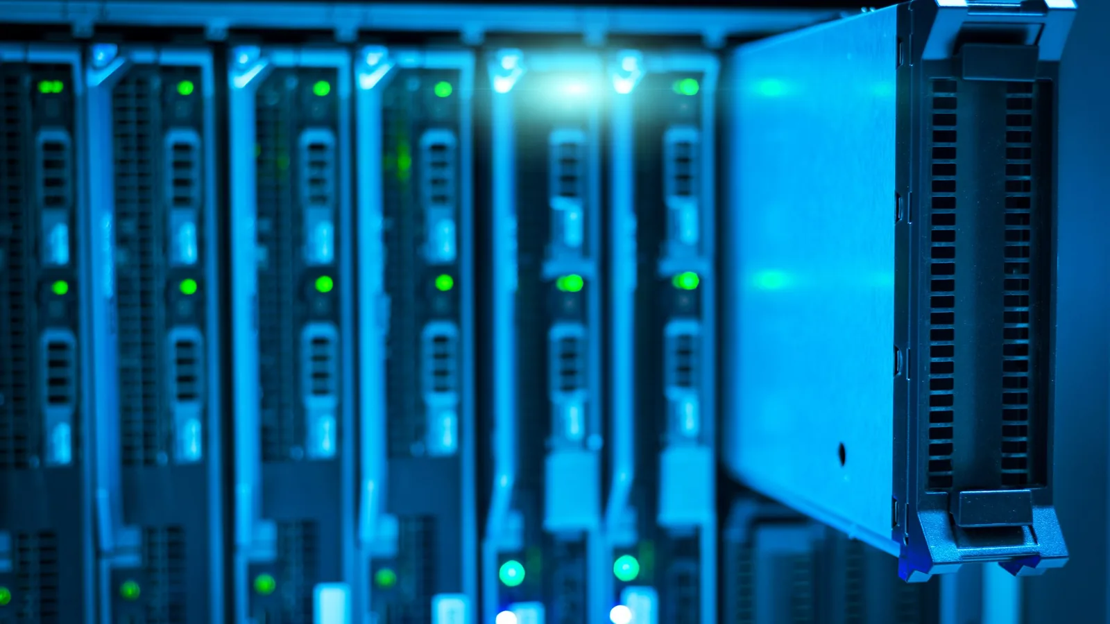 Serverschrank mit Einschüben und blauen Statusleuchten in einem Rechenzentrum