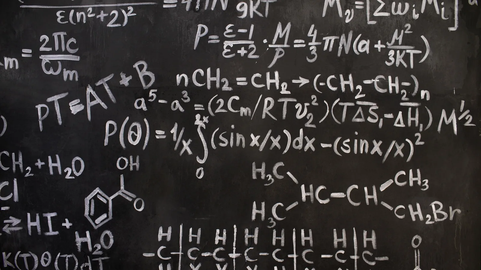 Nahaufnahme einer Tafel, dicht beschrieben mit komplexen mathematischen Formeln