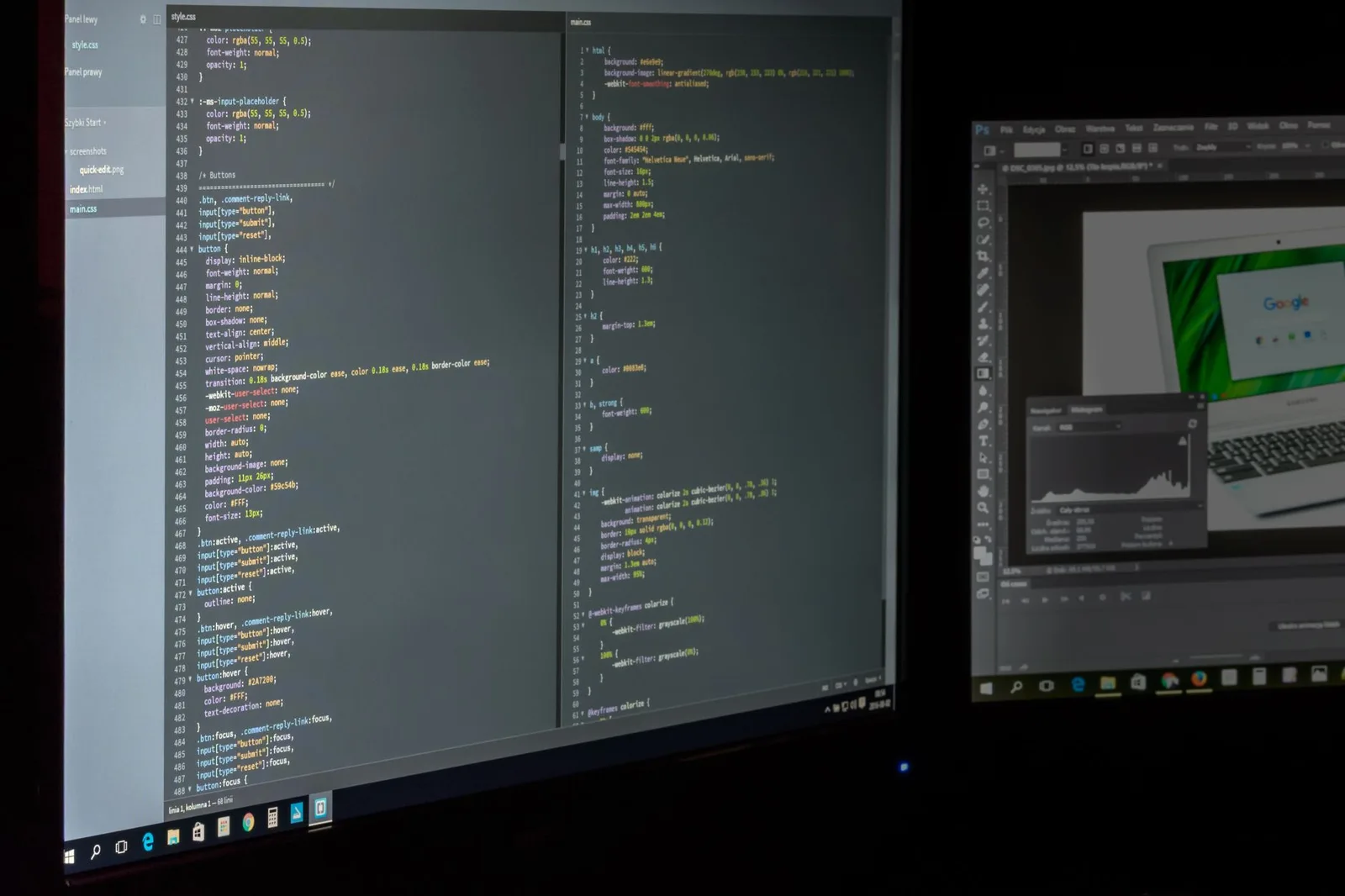 Zwei Bildschirme nebeneinander zeigen Programmcode und eine Bearbeitungsoberfläche